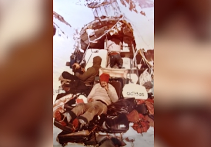 Pouco a pouco, mais pessoas morriam. No dia 29/10, uma avalanche soterrou a fuselagem e oito sucumbiram. Em meados de dezembro, só havia 16 sobreviventes. Ao fazerem caminhadas em busca de um horizonte, só viam montanhas gigantescas cobertas de neve.   Reprodução: Flipar