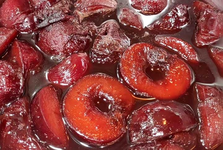 Além disso, seu consumo pode ser benéfico para a saúde cardiovascular, uma vez que a ameixa contém potássio, um mineral essencial para a redução da pressão arterial.  Reprodução: Flipar