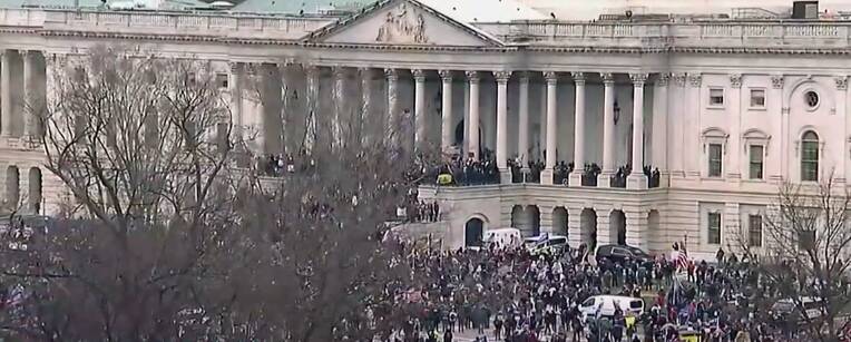 Manifestantes invadem o Capitólio em Washington, nos EUA. Foto: Reprodução CNN