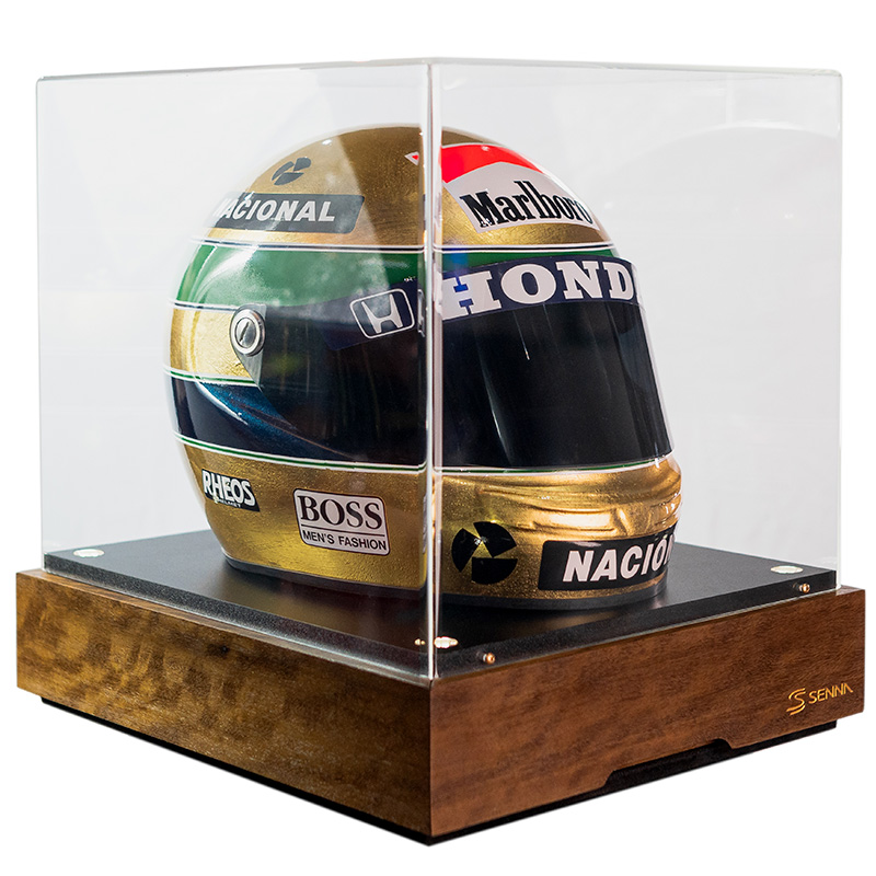 Réplica do capacete de Ayrton Senna folheado a ouro Divulgação