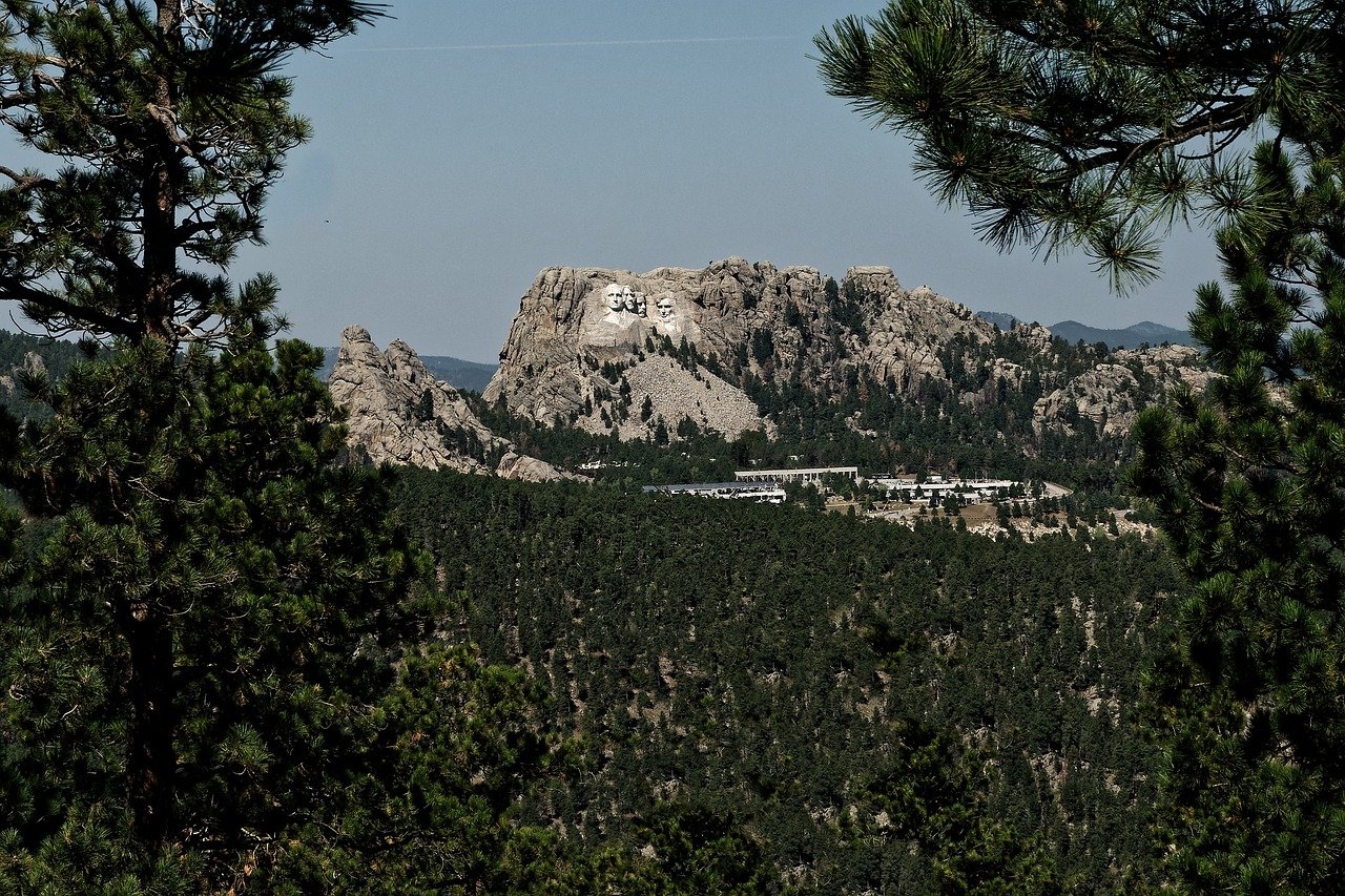 Na cidade de Keystone, localizada no estado da Dakota do Sul, fica um dos monumentos mais famosos dos Estados Unidos, o Monte Rushmore. 
 Reprodução: Flipar