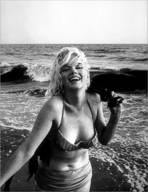 Paralelamente à carreira nas telas, Marilyn tinha uma vida amorosa de altos e baixos, cheia de relacionamentos, sempre dando o que falar.  Reprodução: Flipar
