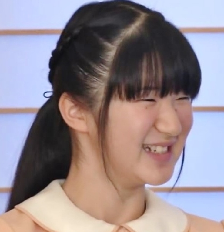 Princesa Aiko do Japão - Filha do imperador Naruhito e da imperatriz Masako, Aiko, também conhecida como Princesa Toshi, é uma das figuras mais amadas do Japão. Apesar de ser uma princesa, ela não pode suceder ao trono imperial japonês devido à tradição de sucessão masculina na família imperial. Reprodução: Flipar