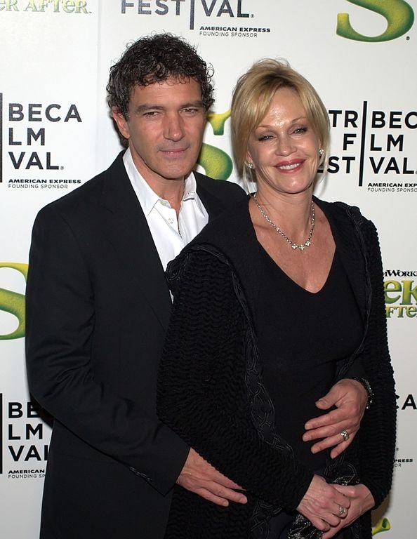 Banderas foi casado com a atriz Melanie Griffith por 18 anos. Eles se conheceram durante as filmagens de “Quero Dizer Que Te Amo”. O casal tem uma filha, Stella del Carmen. Reprodução: Flipar