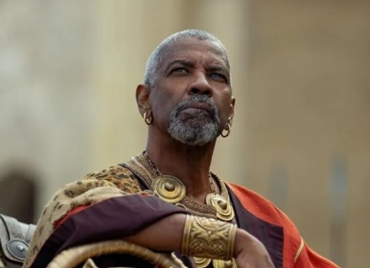 Assim como no longa-metragem, Caracalla ordenou o assassinato do irmão Geta e reinou sozinho. No entanto, o ex-escravo Macrinus, interpretado por Denzel Washington, não exerceu na vida real o papel que o filme lhe atribui. 
 Reprodução: Flipar