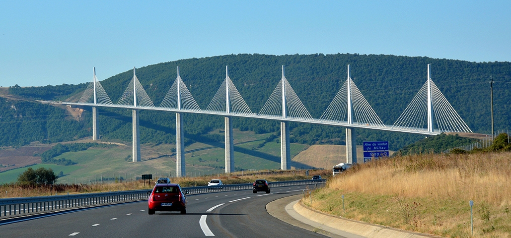 O viaduto Millau, na França, é a ponte mais alta do mundo (considerando a estrutura em si). São 270 metros, no vão livre sobre o rio Tarn. Com 8 trechos de aço, suportados por cabos escorados em 7 pilares de concreto, a ponte faz ligação com a Espanha e tem 2.460m de extensão.   Reprodução: Flipar