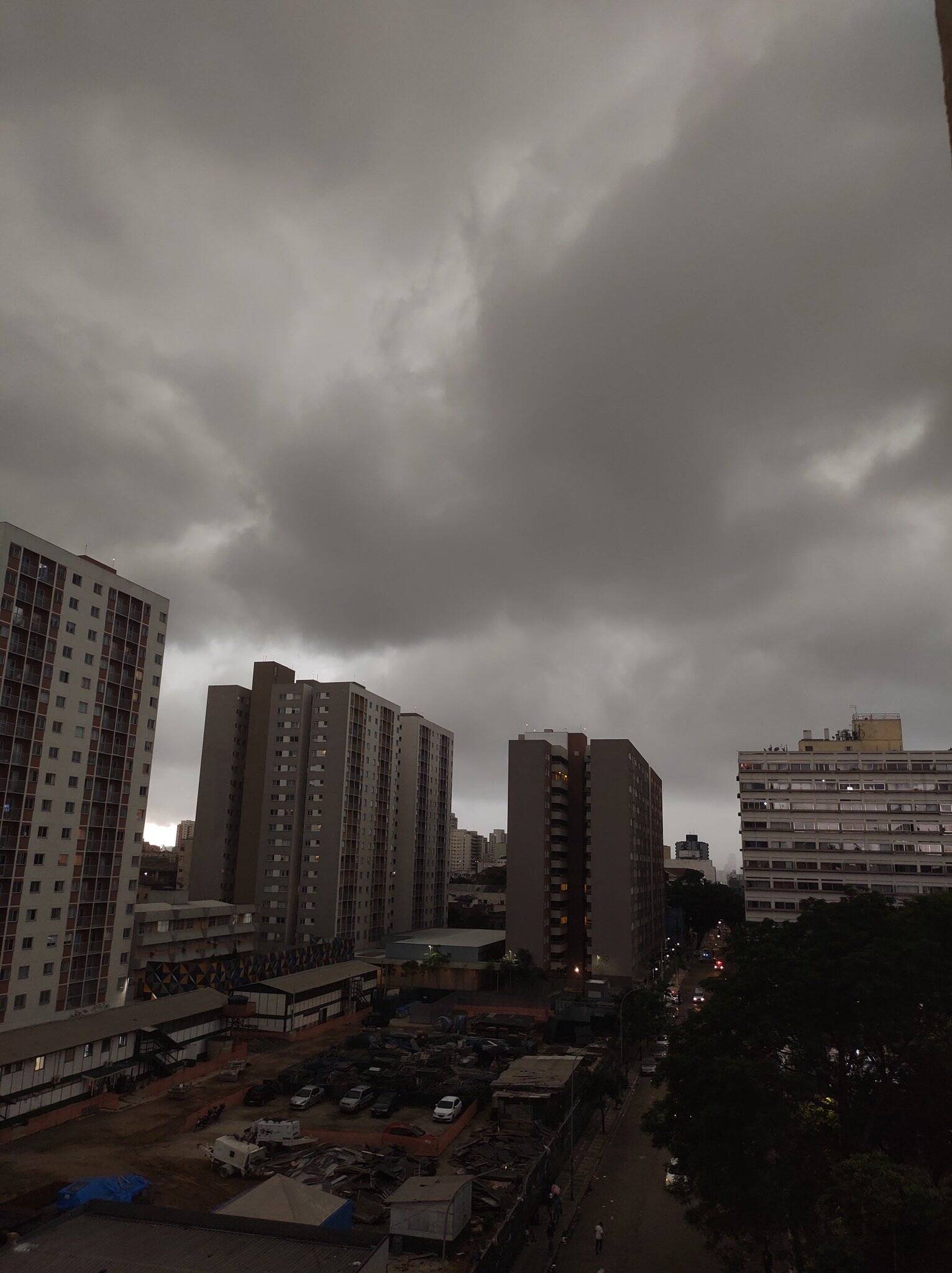 Céu da capital paulista escureceu durante a tarde desta terça-feira (20).. Foto: Reprodução/Twitter