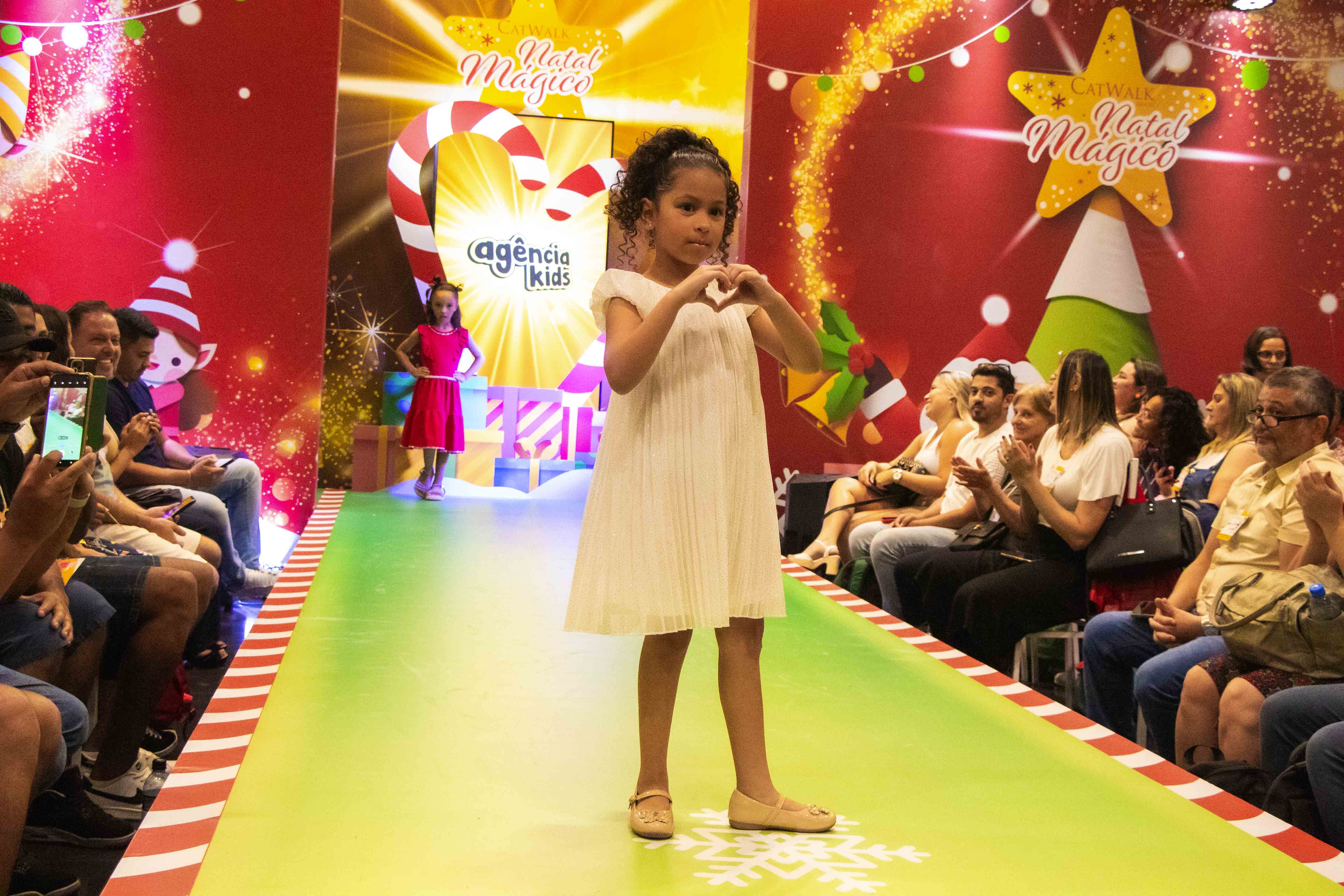 1º dia do Catwalk Brasil apresenta tendências de looks para festas de final de ano