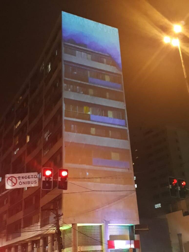 Monstros de "Godzilla II" invandem Avenida Paulista. Foto: Reportagem iG