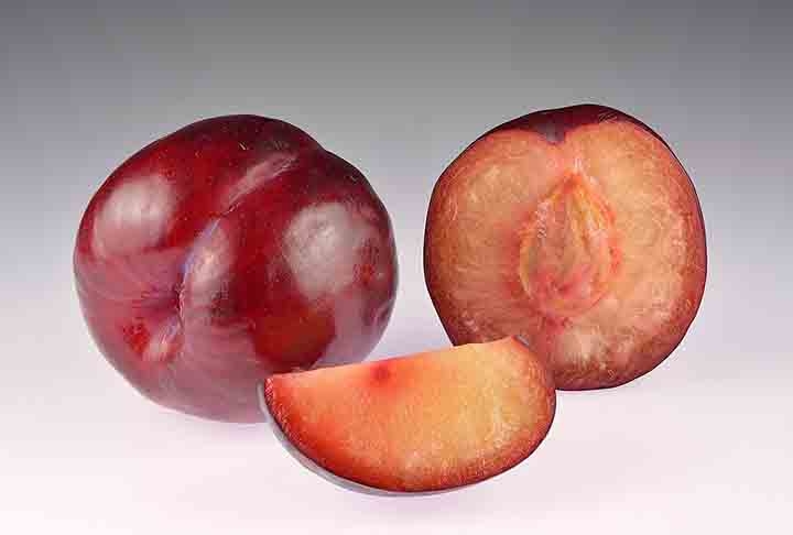 Suas fibras solúveis ajudam a reduzir a absorção de gorduras no trato digestivo, o que pode levar a uma diminuição dos níveis de colesterol no sangue. Isso faz da ameixa uma aliada no controle do colesterol ruim (LDL), prevenindo doenças cardiovasculares. Reprodução: Flipar