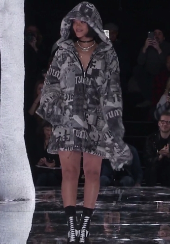 Muitas vezes, a própria Rihanna participa de desfiles de moda para divulgar marcas internacionais. Na foto, ela se apresenta no desfile da FentyXPuma em 2016. 