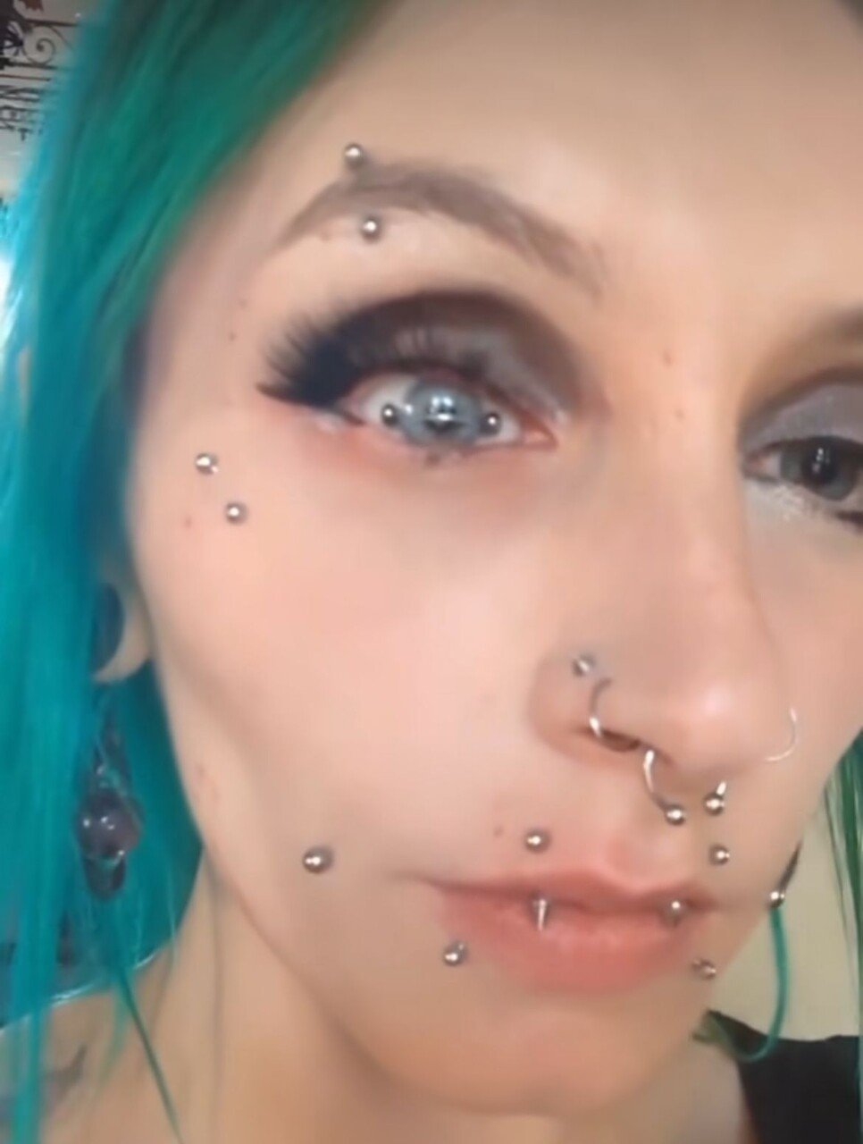 Bree, de 28 anos, de Minessota, nos Estados Unidos, postou um vídeo no Instagram em que mostrava um piercing no meio do olho. 