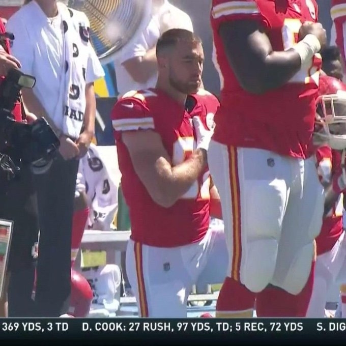 Já Travis Kelce passou a ser alvo da direita em 2016 ao se ajoelhar durante o hino nacional. O gesto foi uma adesão aos protestos do quarterback Colin Kaepernick contra a violência praticada por policiais em relação à população negra.