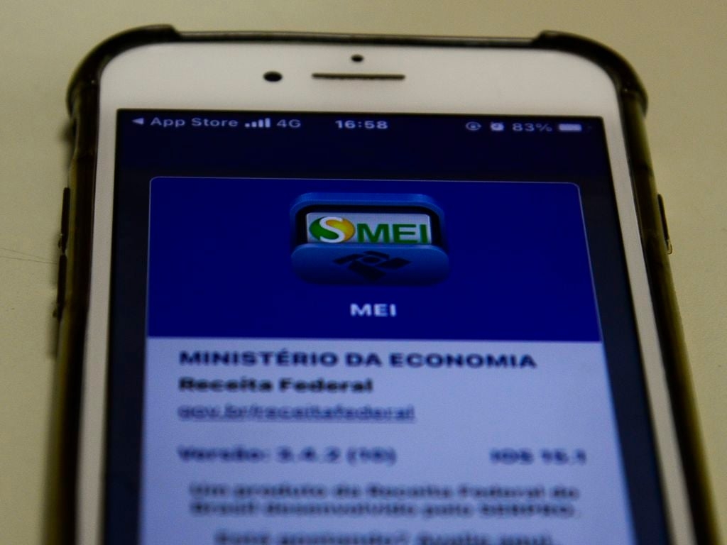 O procedimento pode ser feito pelo portal do Simples Nacional ou pelo App MEI.