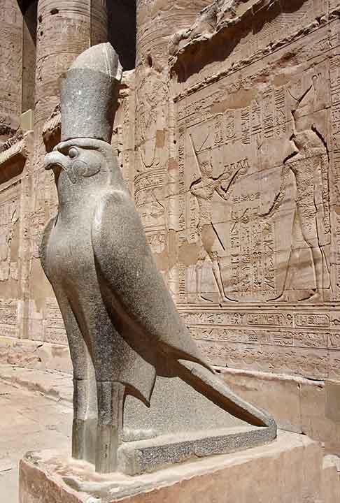 No Egito, o misticismo envolvendo animais também remonta à Antiguidade. Certas espécies foram retratadas como deuses.  Inclusive, muitas homenagens aos bichos eram feitas em pirâmides, túmulos e estátuas por todo o território. 