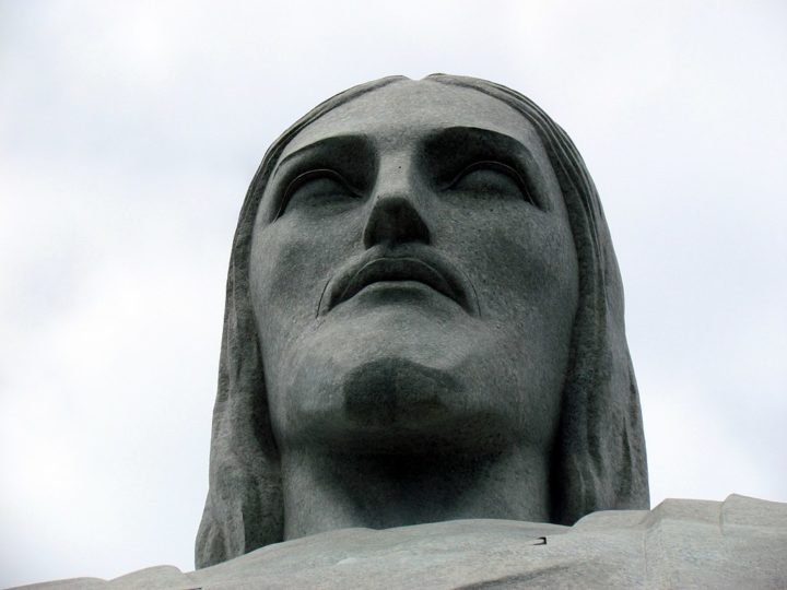 O Cristo Redentor fica a 709 metros acima do nível do mar, no Parque Nacional da Tijuca, sendo feito de concreto armado e pedra-sabão.  Reprodução: Flipar