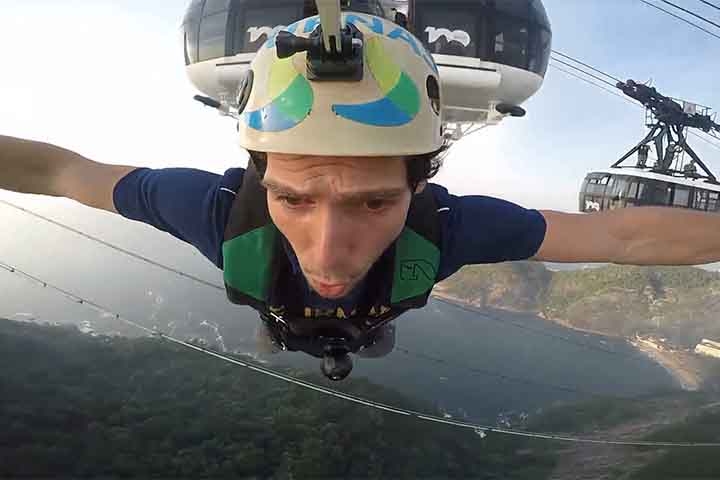 Ao fim do trajeto de dez metros, a 250 metros de altura, o capixaba saltou de base jump de um dos bondinhos. 

 Reprodução: Flipar