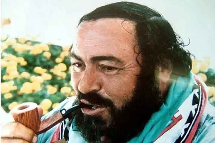 Diversas personalidades icônicas eram adeptas do cachimbo e passavam uma ideia do objeto. - mais do que um hábito - como um símbolo de concentração, reflexão e estilo pessoal. Na foto, o tenor Luciano Pavarotti.  Reprodução: Flipar