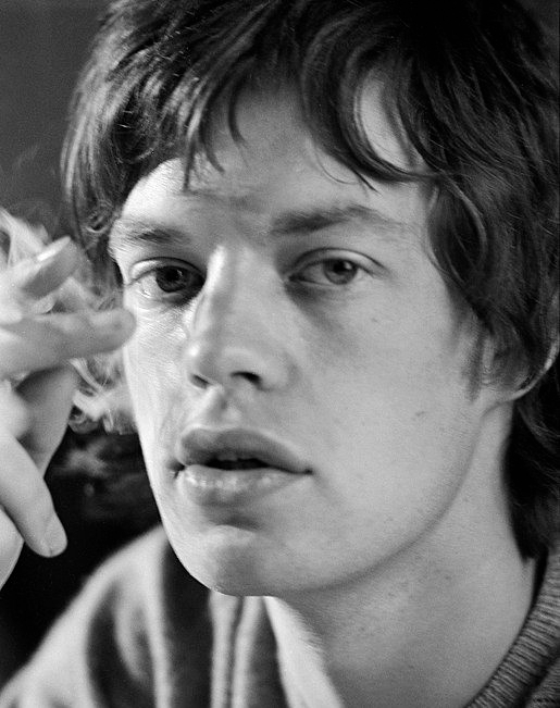 Ainda jovem, Jagger estudou economia na Universidade de Londres, mas abandonou os estudos para se dedicar inteiramente à música. Reprodução: Flipar