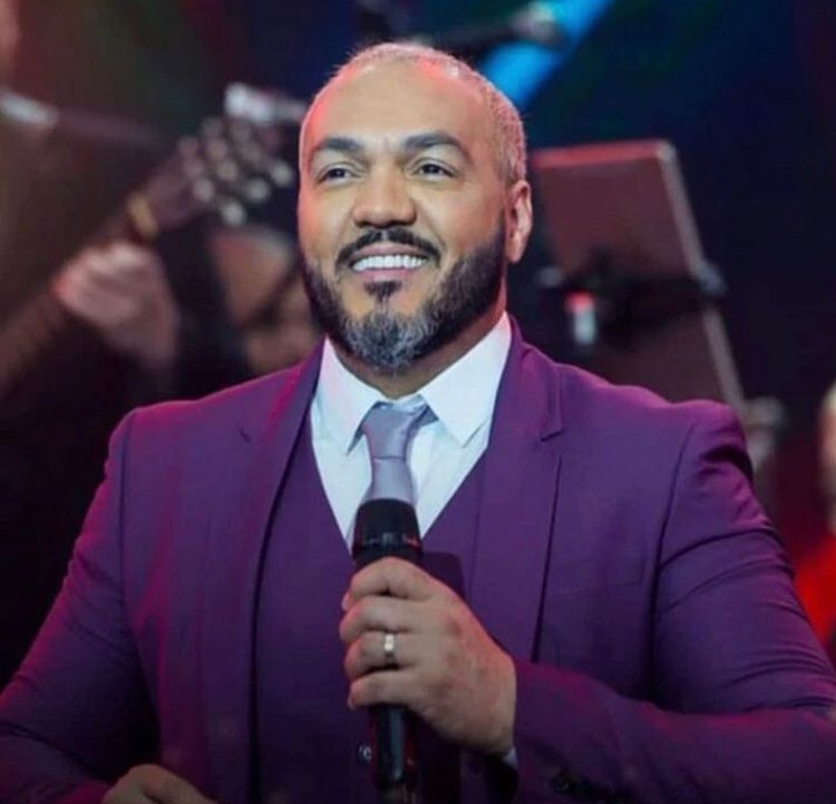 Ele é um dos nomes mais icônicos do pagode romântico no Brasil, tendo alcançado grande sucesso tanto como integrante do grupo Soweto quanto em sua carreira solo. Reprodução: Flipar
