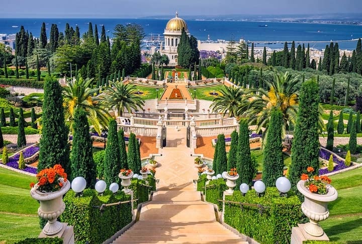 O Jardim ornamental do templo Bahai fica em Haifa, em Israel, e suas simetrias predominam nas paisagens da cidade israelita. Especialmente com plataformas suspensas e sequências de degraus.  Reprodução: Flipar