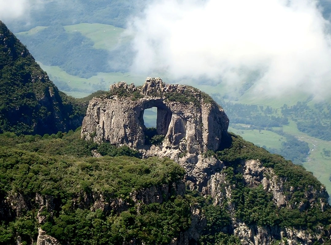 Parque Nacional de São Joaquim: Criado em 1961, o parque fica localizado nos estados de Santa Catarina e Rio Grande do Sul e abrange uma área de aproximadamente 49 mil hectares. É conhecido por suas paisagens de montanha, campos de altitude, matas de araucárias e uma rica biodiversidade. Reprodução: Flipar