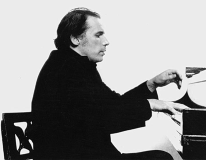 Glenn Gould, pianista canadense, é famoso por suas interpretações brilhantes dessa obra, especialmente nas gravações de 1955 e 1981. Reprodução: Flipar