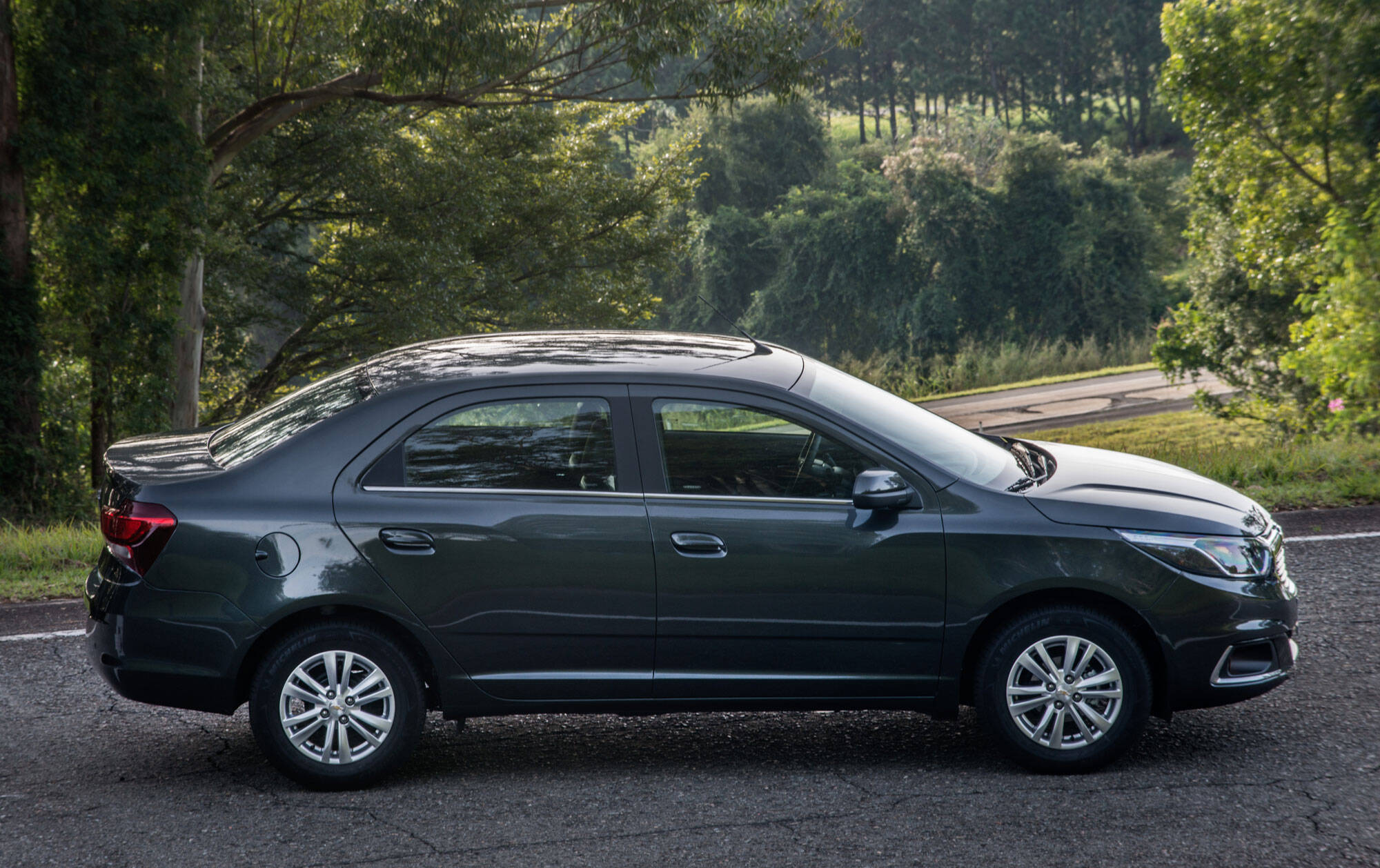 Reestilzado há pouco tempo, o Chevrolet Cobalt passou pela mesma mudança que a Chevrolet Spin: mais leve, motor 1.8 mais econômico e câmbio manual de seis marchas.. Foto: Divulgação/General Motors