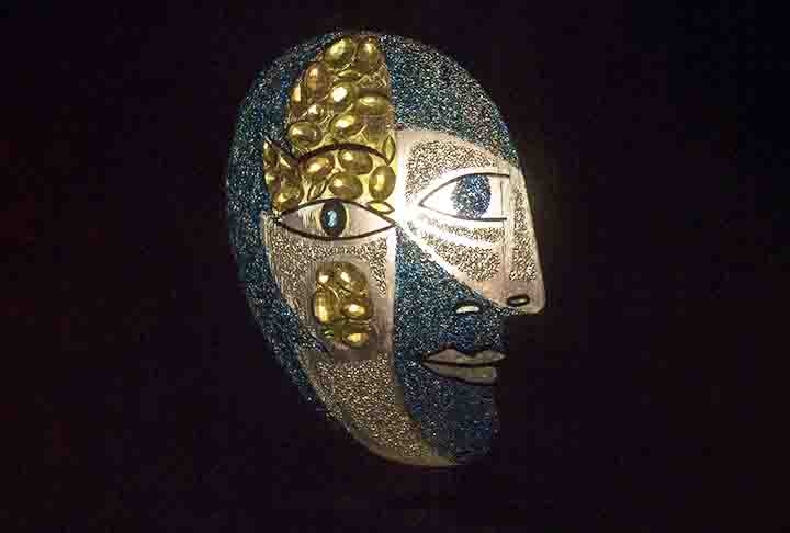 Já as máscaras são meticulosamente adornadas com cristais Swarovski, proporcionando um brilho resplandecente e um toque de glamour a um item funcional.  Reprodução: Flipar