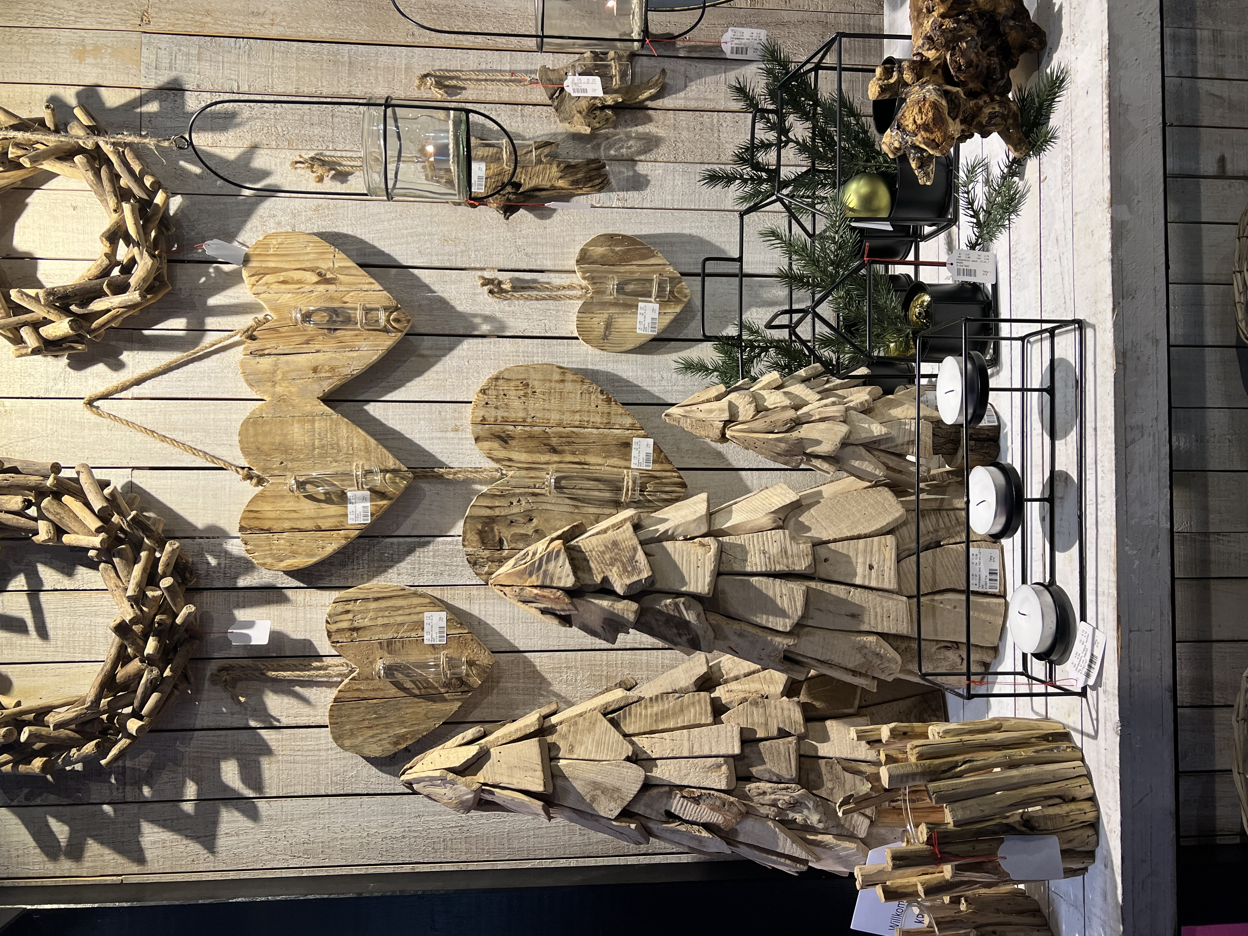 Sobras de madeira e fibras naturais dão forma a porta-velas, cachepôs, bandejas, pequenas árvores de Natal, estrelas e guirlandas.. Foto: Yara Guerchenzon