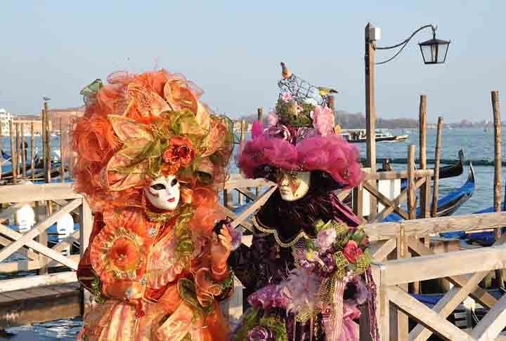 Em Veneza, o Carnaval dura duas semanas e abriga os famosos bailes de máscaras em palácios antigos. Há ainda desfiles na Praça São Marcos.  Reprodução: Flipar