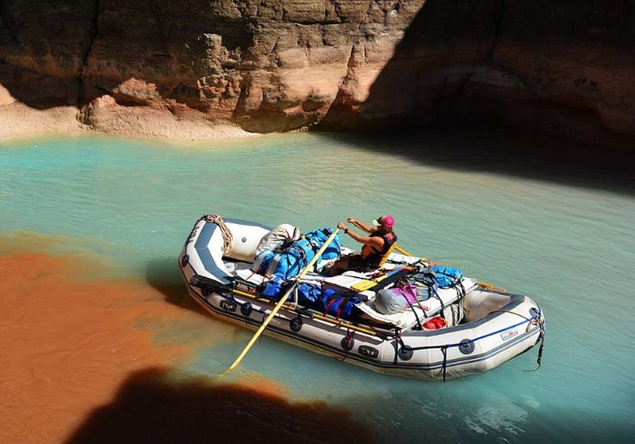 Grand Canyon, Arizona - Esportes: Caminhadas, rafting, acampamento - Descrição: O Grand Canyon oferece trilhas desafiadoras, como a descida até o rio Colorado, onde o rafting nas corredeiras é uma experiência inesquecível - Melhor época: Primavera (março-maio) e outono (setembro-novembro) Reprodução: Flipar