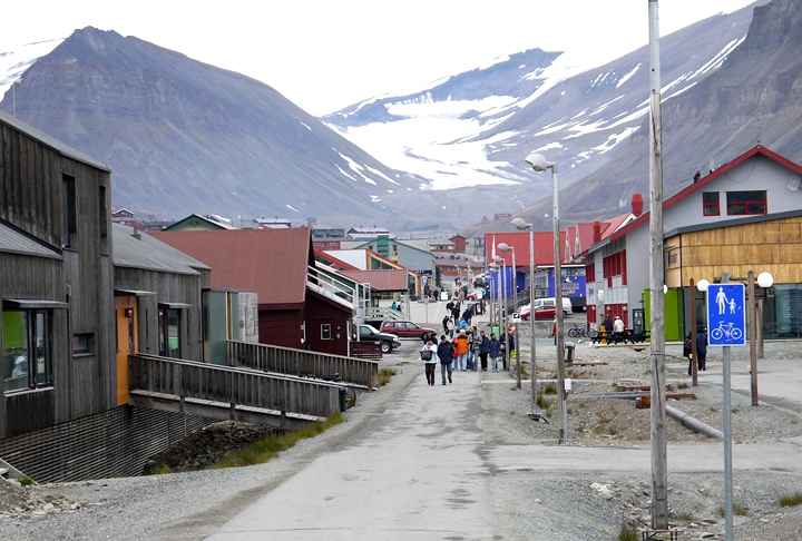Além disso, Svalbard é conhecida por suas políticas de preservação ambiental rigorosas e é um importante centro de pesquisa polar. A ilha ainda tem atividades como passeios de trenó puxados por cães e observação da aurora boreal. Reprodução: Flipar
