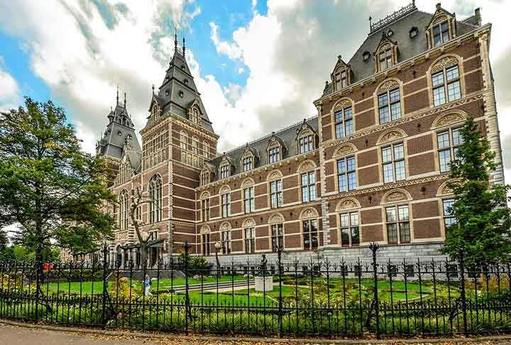 Museu Rijksmuseum - Amsterdã - Holanda. Renomado museu de arte e história, o Rijksmuseum se destaca pela vasta coleção de obras-primas holandesas, incluindo Rembrandt. É um importante destino cultural e turístico e oferece ótima visão da arte e da história da Holanda. Reprodução: Flipar