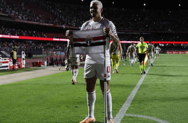 LUCIANO - Entrou na vaga de James Rodríguez aos 12 da etapa final. Na primeira chance que teve, foi lento no arremate de desperdiçou a oportunidade.  Na segunda, meteu de cabeça na rede, definindo a vitória. E quase fez o segundo.  NOTA 7,0 - Foto:  Rubens Chiri/Saopaulofc.net