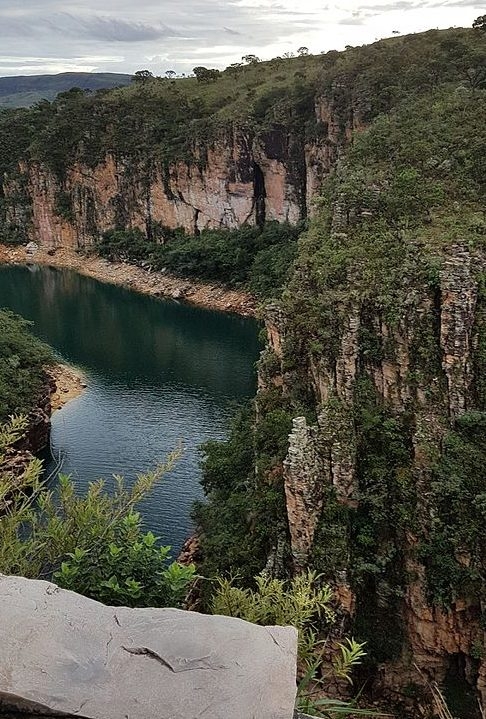 Cânion de Furnas: É um conjunto de cânions localizado no município de Capitólio, em Minas Gerais, Brasil. Ele é formado pelo Lago de Furnas, criado pela construção da hidrelétrica de Furnas. Reprodução: Flipar