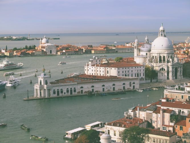 Já a Basílica de Veneza conseguiu se salvar porque conta com uma proteção adicional: uma barreira removível feita de painéis de vidro. Reprodução: Flipar