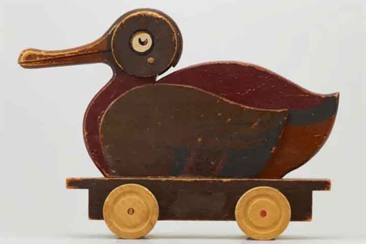 Nos primeiros anos, Kristiansen elaborou brinquedos de madeira, entre eles um pato.  Reprodução: Flipar