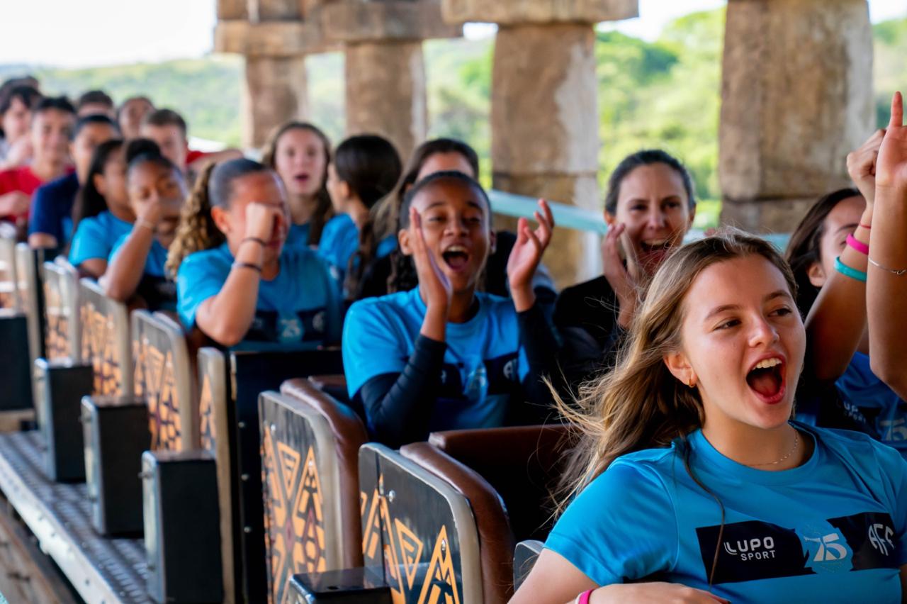 Atletas e comissão técnica da Ferroviária têm dia divertido no Hopi Hari, com direito a anúncio oficial de parceria entre a equipe e o parque. Foto: Divulgação