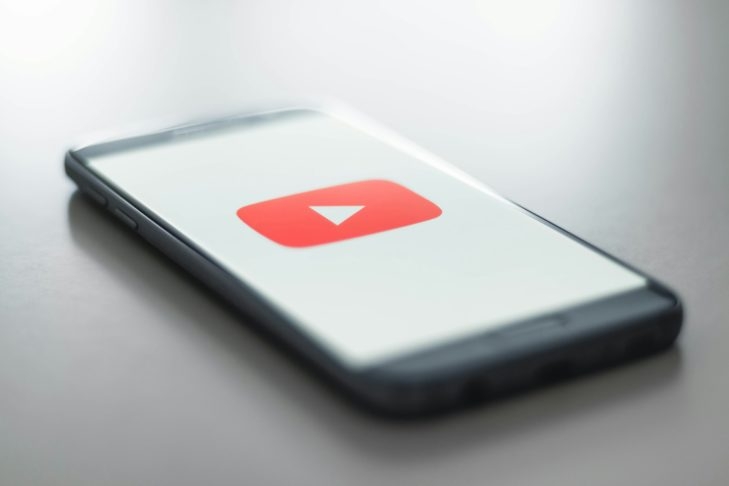 A popularização dos smartphones trouxe a mobilidade como um dos maiores atributos da comunicação moderna. A partir de então, as pessoas passaram a carregar o mundo inteiro na palma da mão, com acesso instantâneo a informações, comunicação e entretenimento. Reprodução: Flipar