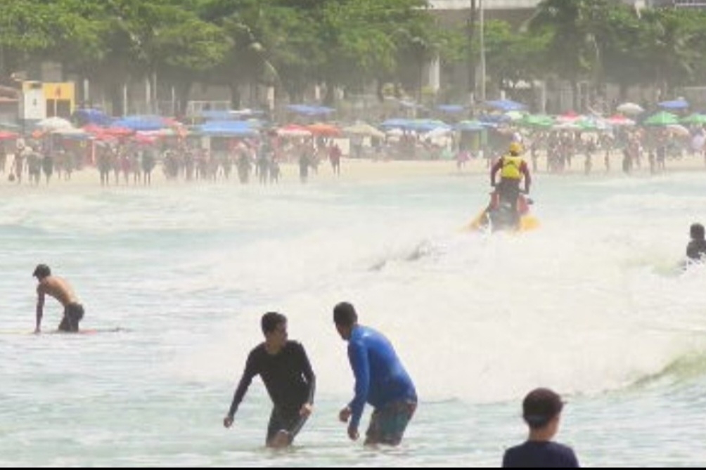 Segundo a Sociedade Brasileira de Salvamento Aquático, a cada 90 minutos um brasileiro morre afogado no país. São quase 5.500 mortes registradas por ano . O litoral brasileiro tem 7.367 km de extensão, segundo o IBGE - e aumenta para 9.200 km se consideradas as reentrâncias e saliências da costa. Reprodução: Flipar