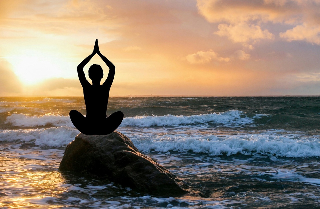 A yoga ou ioga é uma prática que remonta à antiga Índia e que envolve atividade física e harmonia espiritual, em busca do equilíbrio do corpo e da mente. 