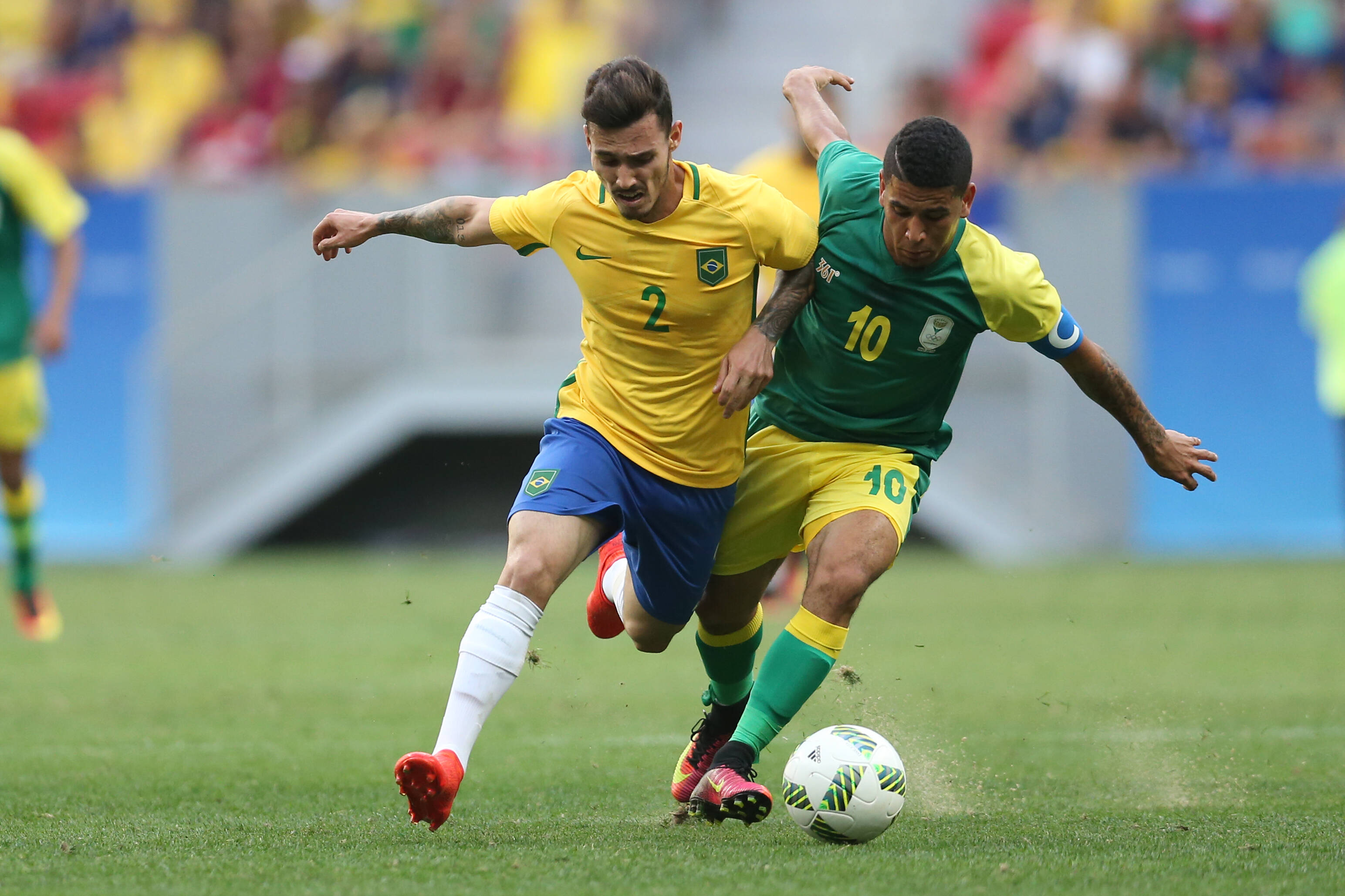 Lateral Zeca disputa bola com adversário. Foto: Mowa Press