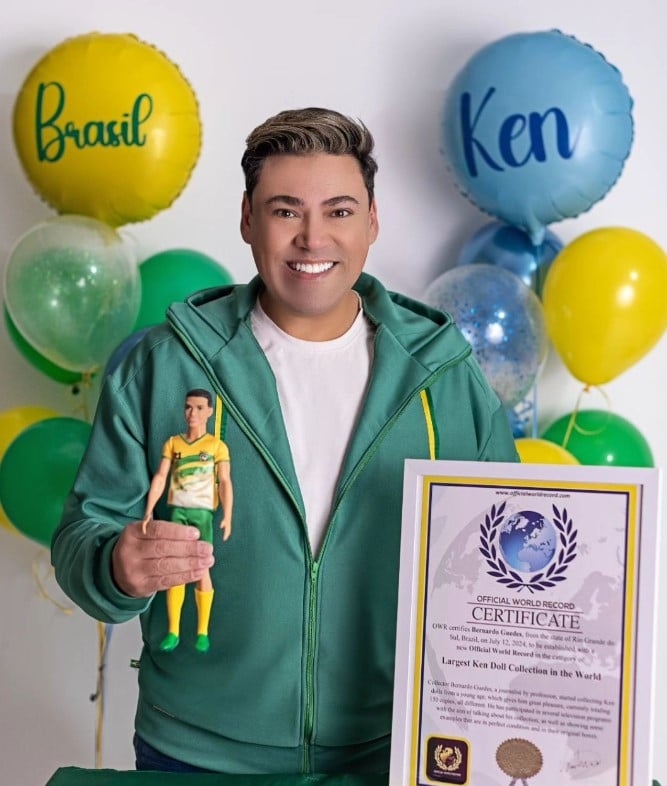 Em julho deste ano, o jornalista gaúcho Bernardo Guedes foi reconhecido como dono da maior coleção de bonecos Ken do mundo pela Official World Records (OWR). 
 Reprodução: Flipar