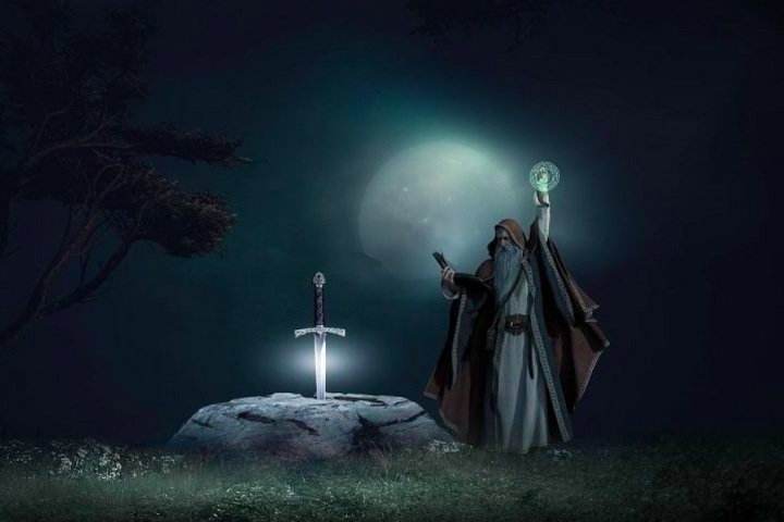 Quando o rei Uther Pendragon morreu sem herdeiros reconhecidos, Merlin organizou o famoso desafio da espada na pedra — aquele que conseguisse retirá-la seria o verdadeiro rei.  Reprodução: Flipar