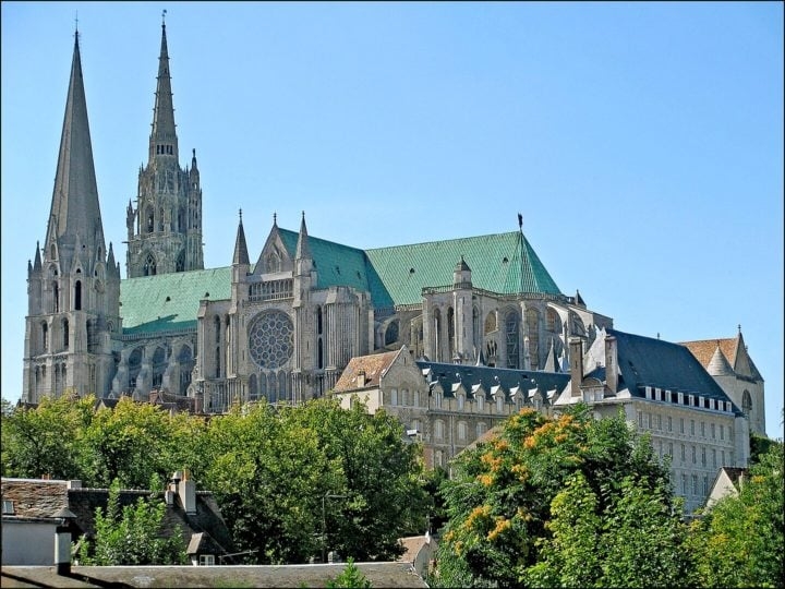 Catedral de Chartres: Fica na cidade de Chartres, na França. Começou a ser construída em 1145, mas sofreu um incêndio e precisou ser reconstruída, obra que começou em 1194. Reprodução: Flipar