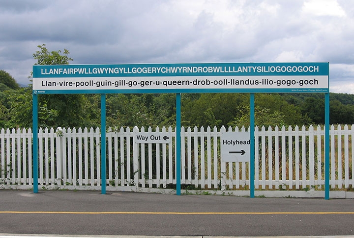 Um dos principais atrativos é uma placa de grande extensão com o nome da cidade - onde os turistas gostam de fazer fotos Reprodução: Flipar