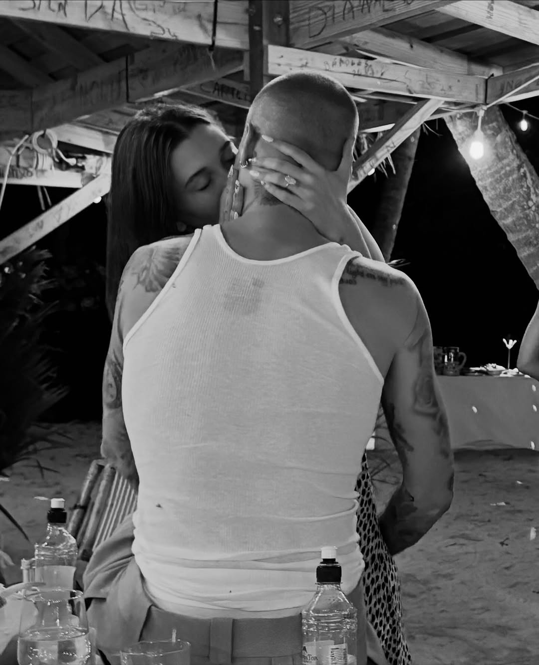 Hailey Bieber beija Justin Bieber. Foto: Reprodução/ Instagram @haileybieber