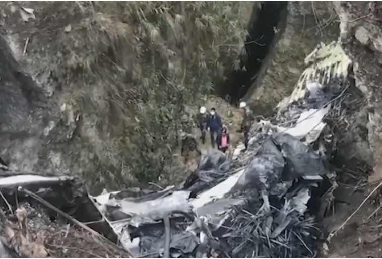 Abhishek Pratap Shah, um ex-parlamentar do Nepal, disse ao canal indiano NDTV que as equipes recuperaram o telefone no qual o vídeo foi encontrado nos destroços. Este foi o pior acidente da história do Nepal em três décadas. A investigação concluiu que houve falha humana: uma manobra fez o avião perder propulsão e cair. Reprodução: Flipar