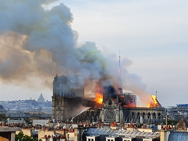 Em 15/4/2019, Catedral ardeu em chamas, causando comoção em escala mundial. Durante horas, o fogo consumiu a construção do século 12  até que o teto e a torre central desabassem. Reprodução: Flipar